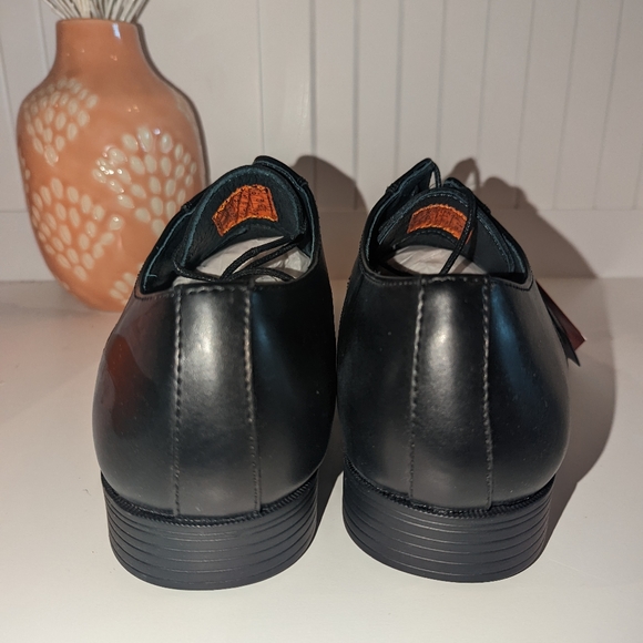 Genuine Grip Mens Shoes 10.5M Work Slip and Oil Resistant Cushion Comfort.New - Picture 8 of 15